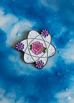 Pins atome fleur rose plante science atomique symbole alt Y2K goth punk rock witch magic pastel, marke: Witch, zustand: Sehr gut, 3,00 €, 3,85 € beinhaltet Vinted-Käuferschutz Pro