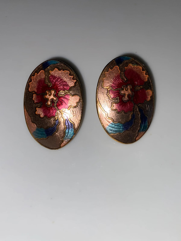 Vintage goldtone metal oval pierced earrings cloisonné type pink red blue flower 1