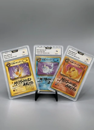 Dark Jolteon Flareon Vaporeon JP Team Rocket 1997 signed Mitsuhiro Arita auth PCA, marke: Pokémon, zustand: Neu, mit Etikett, 2 000,00 €, 2 100,70 € inklusive Vinted-Käuferschutz