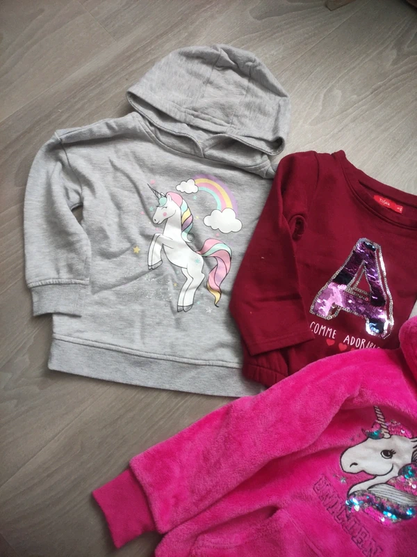 Lot de 3 pulls licorne 🦄 4 ans en très bon état très peu porté - photo numéro 2