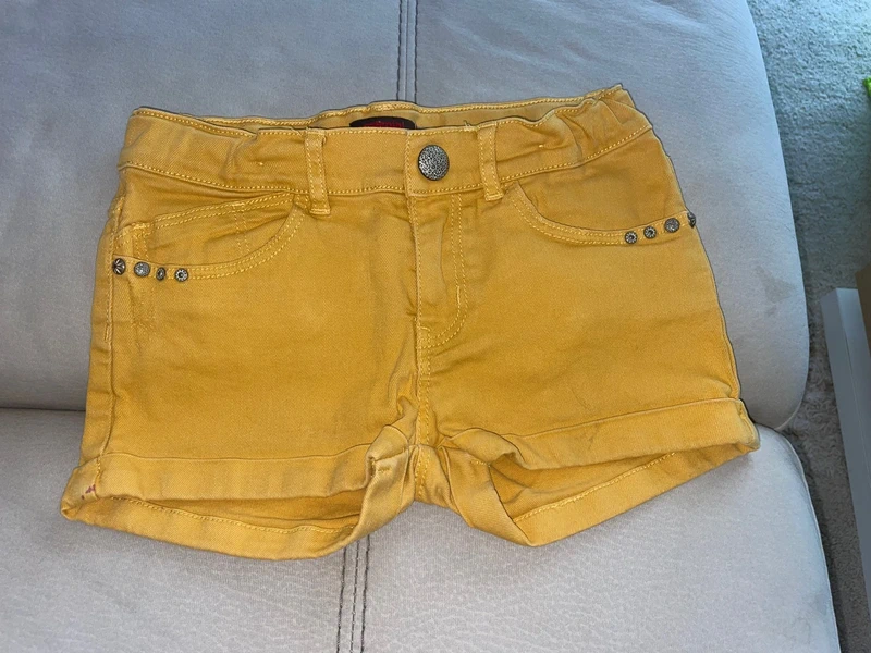 Short fille orchestra