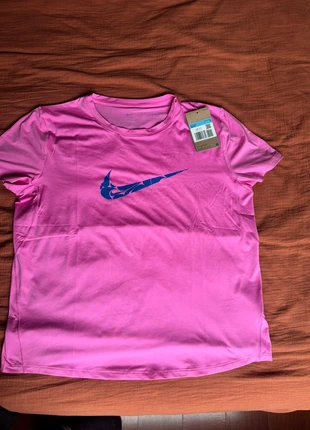 T shirt Nike one taille M, brand: Nike, condizioni: Nuovo senza cartellino, taglia: M / IT 42 / EU 38, €23.00, €24.85 include la Protezione acquisti