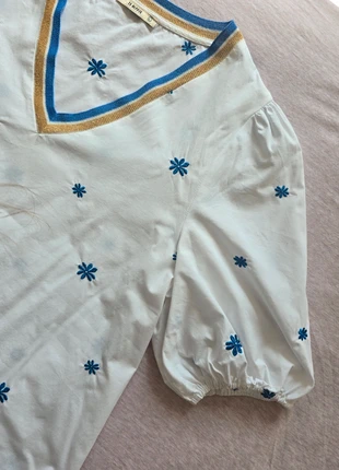 Haut blanc à manches courtes brodé – col V doré et bleu, marque: it Hippie, état: Très bon état, taille: L / 40 / 12, 10,00 €, 11,20 € Protection acheteurs incluse