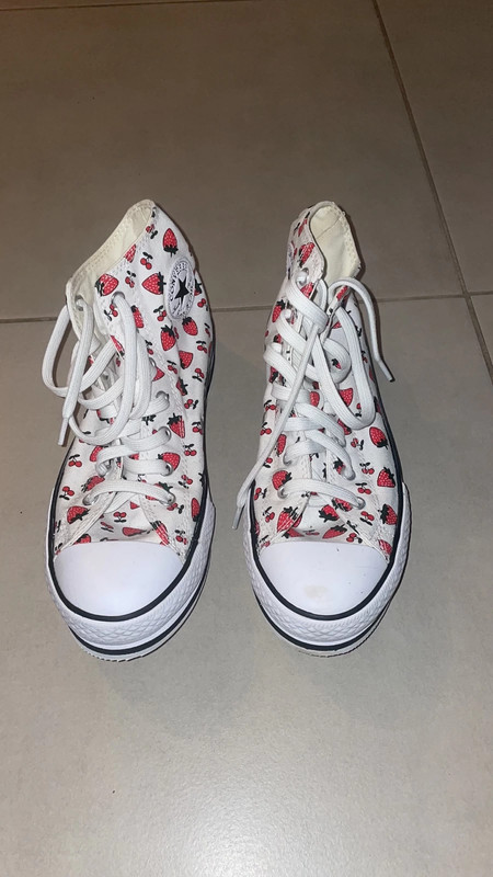 Converse blanche motif fraise et cerise