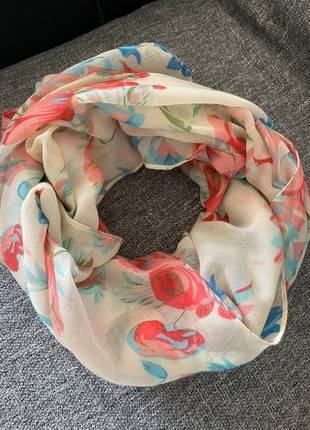 Foulard fleuri, marca: pas de marque, estado: Muy bueno, 12,00 €, 13,30 € Protección al comprador incluida