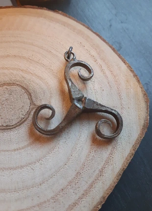 Pendentif triskel avec clou de fer à cheval, marca: Fabrication Artisanale, estado: Muito bom, €4.00, €4.90 inclui Proteção do Comprador