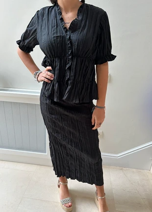 Black wrinkle blouse, marque: Zara, état: Très bon état, taille: L / 40 / 12, 15,00 €, 16,45 € Protection acheteurs incluse