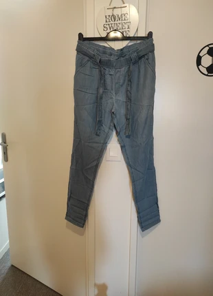 Pantalon léger couleur jeans clair 38, marque: C&A, état: Très bon état, taille: M / 38 / 10, 4,00 €, 4,90 € Protection acheteurs incluse