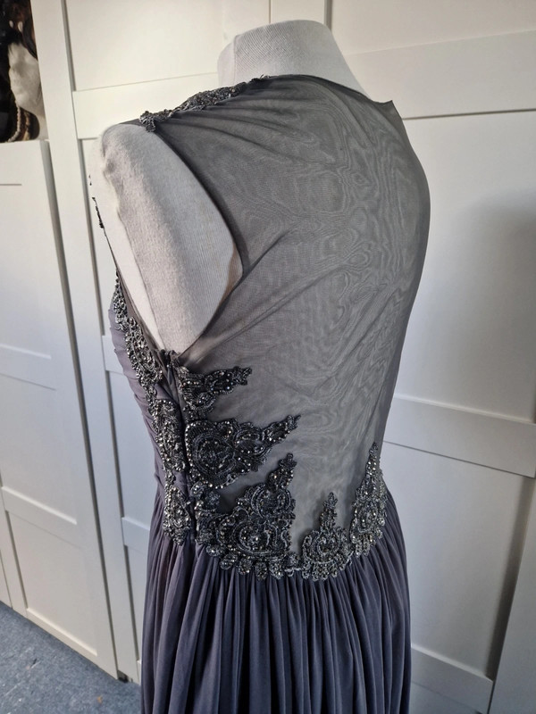 ingesteld Opwekking Voorkeur Lange grijze jurk, 1 x gedragen op bruiloft - Vinted