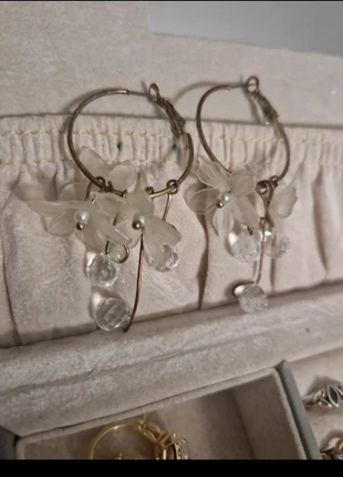 Boucles d'oreille fleur anneaux dorée blanc, marque: Fleur, état: Neuf sans étiquette, 1,50 €, 2,28 € Protection acheteurs incluse