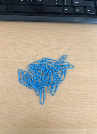 Blauwe paperclips – V&D, merk: V&D, staat: Nieuw zonder prijskaartje, € 1,00, € 1,75 inclusief Kopersbescherming
