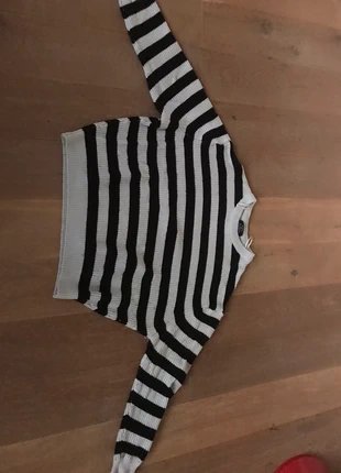 Zwart met witte strepen sweater van de bershka/ black and white striped sweater from the bershka, merk: Bershka, staat: Goed, maat: 14 jaar / 164 cm, € 5,00, € 5,95 inclusief Kopersbescherming