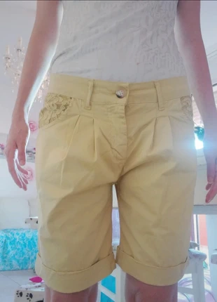 Pantaloni corti ocra con ricami e tasche dietro, marque: Wiya, état: Très bon état, taille: S / 36 / 8, 5,00 €, 5,95 € Protection acheteurs incluse