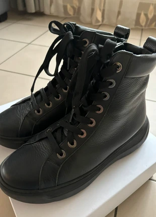 Black boots shoes Pollini, merk: Pollini, staat: Heel goed, maat: 39, € 65,00, € 68,95 inclusief Kopersbescherming