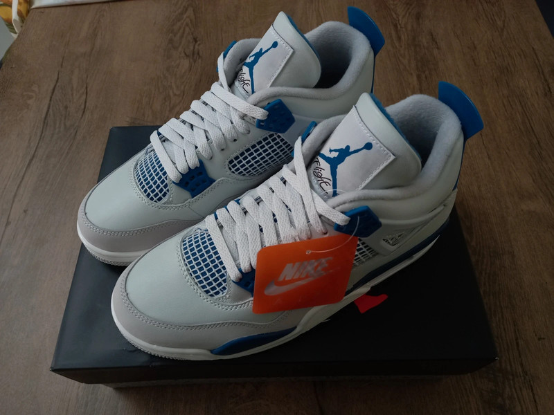 Jordan 4 Retro Military Blue (2024) 1