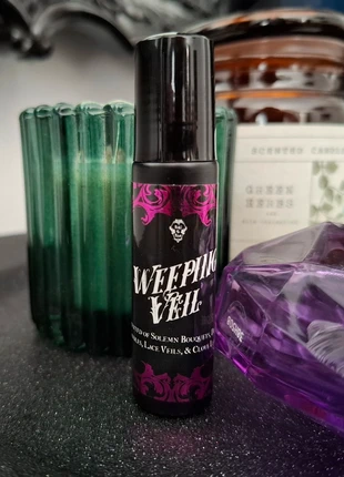 Petals and Poison Perfume roll on bottle, merk: Petals and Poison, staat: Nieuw met prijskaartje, € 25,00, € 26,95 inclusief Kopersbescherming