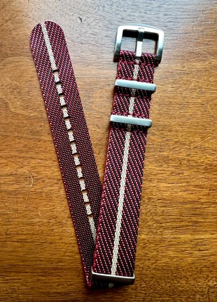 Bracelet de montre NATO premium en nylon rouge et noir avec liseré beige 20mm neuf, brand: vintage strap, condizioni: Nuovo senza cartellino, taglia: Taglia unica, €9.95, €11.15 include la Protezione acquisti Pro