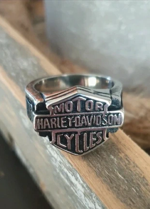 Harley-Davidson ring - size 13 (23mm), merk: motorcycle stuff, staat: Nieuw zonder prijskaartje, maat: 71.0 mm / 22.6 mm Ø, € 25,00, € 26,95 inclusief Kopersbescherming