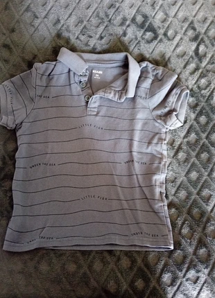 Polo manche courte, merk: Kiabi, staat: Heel goed, maat: 5 jaar / 110 cm, € 1,00, € 1,75 inclusief Kopersbescherming
