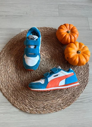 PUMA garçon – Blanche, bleu & orange – Scratch – Taille 27 – Très bon état, marca: Puma, estado: Muito bom, tamanho: 27, €12.00, €13.30 inclui Proteção do Comprador
