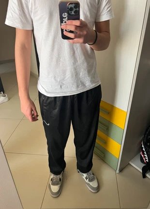 Pantaloni Tuta Sportivi Nike Neri "Vintage" - Stile Rilassato e Comodo, marke: Nike, zustand: Sehr gut, größe: L, 14,00 €, 15,40 € inklusive Vinted-Käuferschutz