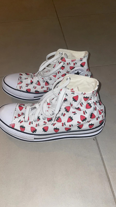 Converse blanche motif fraise et cerise