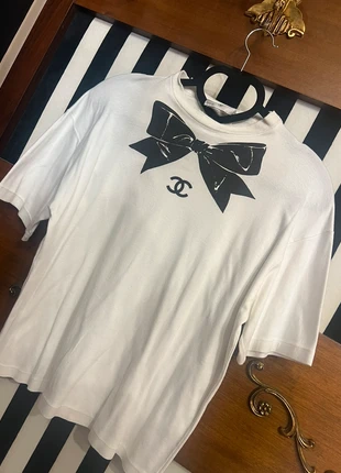 T-shirt Chanel, brand: Chanel, condizioni: Buone, taglia: L / IT 44 / EU 40, €1,350.00, €1,377.00 include la Protezione acquisti Pro