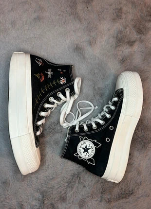 Converse plate-forme noires blanches à broderies fleurs, merk: Converse, staat: Heel goed, maat: 36, € 20,00, € 21,70 inclusief Kopersbescherming