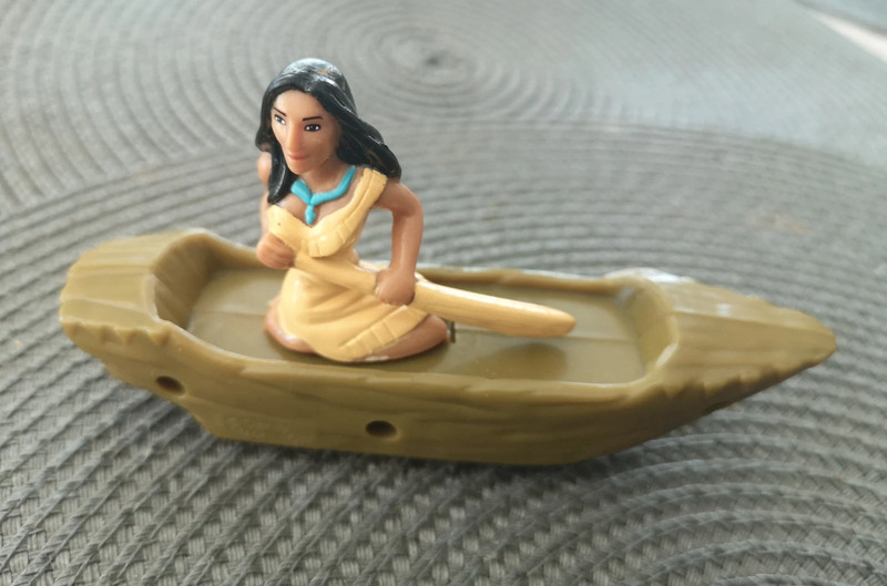 Figurine Disney Pocahontas dans sa pirogue 1995 3