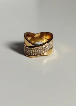 Bague dorée et zircons, merk: Michael Kors, staat: Heel goed, maat: 54.3 mm / 17.3 mm Ø, € 40,00, € 42,70 inclusief Kopersbescherming Pro