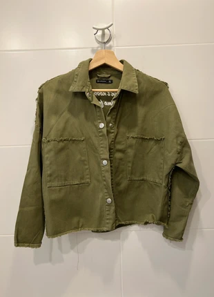 Veste kaki brodé au dos, marca: Stradivarius, estado: Muy bueno, tamaño: S / 36 / 8, 8,00 €, 9,10 € Protección al comprador incluida