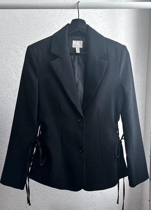 Black fitted blazer with side tie detail, marque: H&M, état: Neuf sans étiquette, taille: XS / 34 / 6, 20,50 €, 22,23 € Protection acheteurs incluse