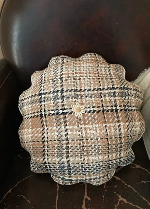 Coussin forme fleur en tweed écru et beige, staat: Nieuw zonder prijskaartje, maat: 45 x 45 cm, € 10,00, € 11,20 inclusief Kopersbescherming