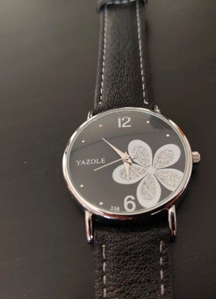 Reloj correa negra con dibujo flor plateado / Black wristwatch with flower motif, état: Neuf sans étiquette, taille: Taille unique, 2,00 €, 2,80 € Protection acheteurs incluse