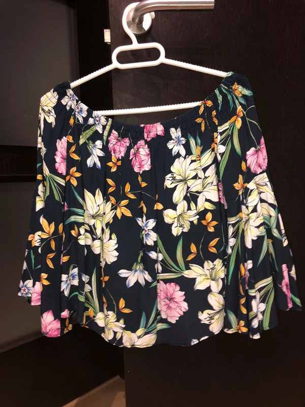 Blusa flores bershka deals