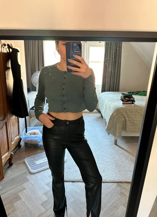 UO Button-Up Long Sleeved Crop Top, merk: Urban Outfitters, staat: Heel goed, maat: M / 38 / 10, € 7,00, € 8,05 inclusief Kopersbescherming
