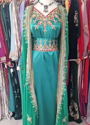 Elégante robe berbère verte brodée dans un beau tissu de satin "Liya", zustand: Sehr gut, größe: Einheitsgröße, 170,00 €, 179,20 € beinhaltet Vinted-Käuferschutz Pro