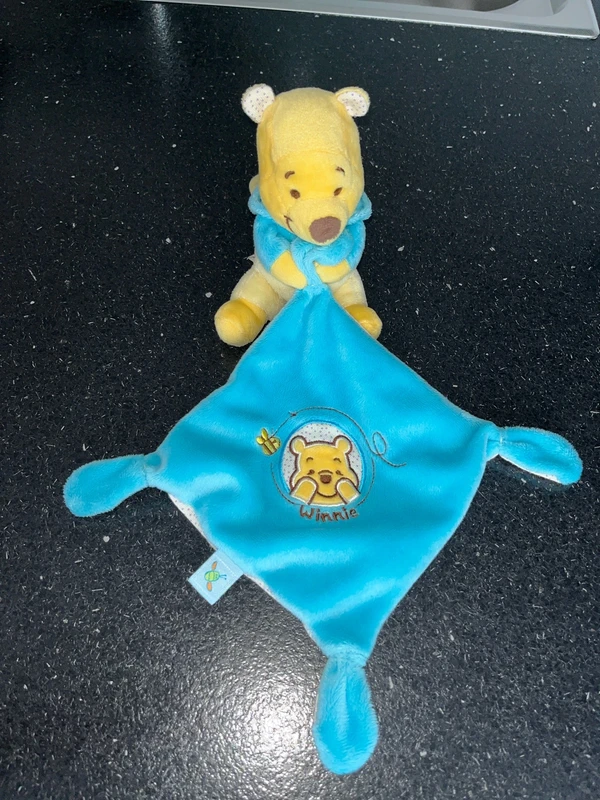Doudou Winnie l’ourson déguisé en lapin bleu
