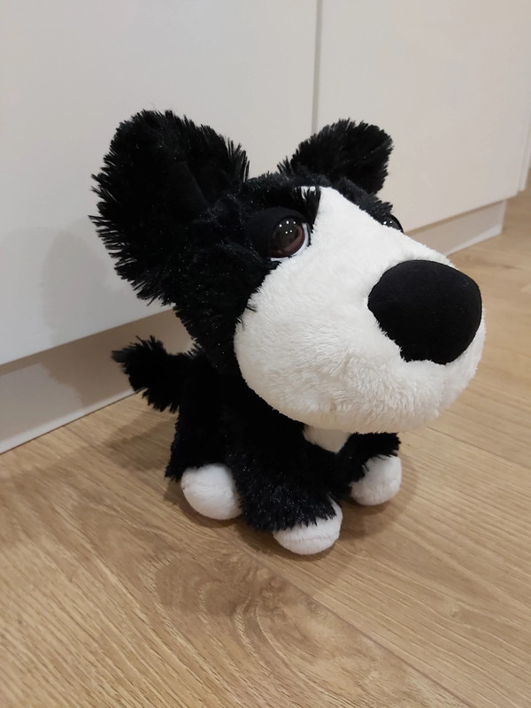 Peluche que es un perro blanco y negro
