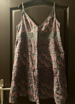 Robe d’été à bretelles à fleurs rose et grise, marke: Camaïeu, zustand: Sehr gut, größe: XL / 42 / 14, 7,50 €, 8,58 € inklusive Vinted-Käuferschutz