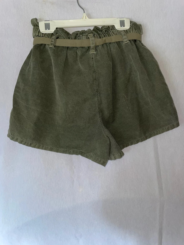 army green women’s high waisted flowy shorts with cinched waistband and tie-belt size M 2