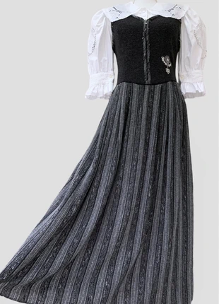 🍁 Très belle robe dirndl autrichienne en laine mélangée, d’inspiration médiévale, Vintage 🧺, brand: Vintage, condizioni: Ottime, taglia: M / IT 42 / EU 38, €49.00, €52.15 include la Protezione acquisti Pro