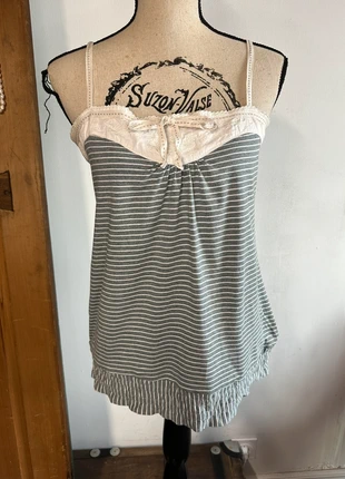 Y2k top vintage rayé gris blanc avec détail broderie blanche, marque: COQUETTE, état: Bon état, taille: L / 40 / 12, 8,00 €, 9,10 € Protection acheteurs (Pro) incluse