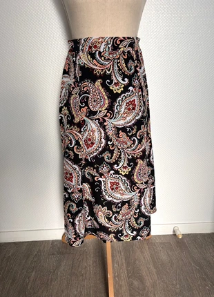 Jupe Noir Motif Cachemire Shein, marke: Shein, zustand: Sehr gut, größe: S / 36 / 8, 5,00 €, 5,95 € inklusive Vinted-Käuferschutz