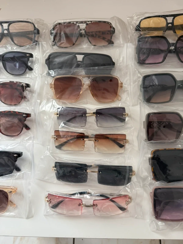 Lot de 19 paires de lunettes de soleil neuve encore emballé