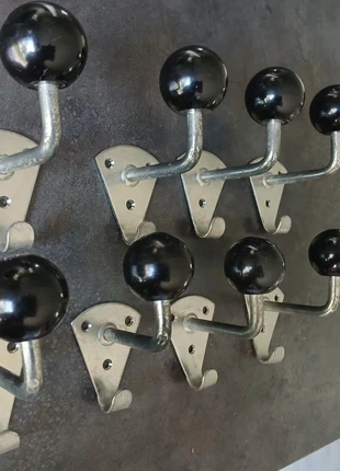 Patere vintage années 70 acier boule bakélite et crochet acier, état: Bon état, 9,00 €, 10,15 € Protection acheteurs incluse