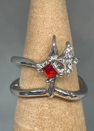 Bague Chrome étoiles avec pierres rouges ajustable, marke: CHROME, zustand: Sehr gut, größe: Größenverstellbar, 10,00 €, 11,20 € beinhaltet Vinted-Käuferschutz Pro