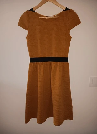 Robe Naf Naf moutarde avec empiècements noirs, taille marquée, merk: Naf Naf, staat: Heel goed, maat: XS / 34 / 6, € 7,00, € 8,05 inclusief Kopersbescherming