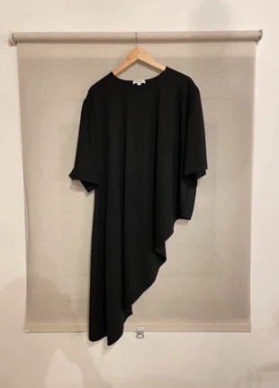 Cos Asymmetric T-shirt, brand: COS, condizioni: Ottime, taglia: M / IT 42 / EU 38, €25.00, €26.95 include la Protezione acquisti