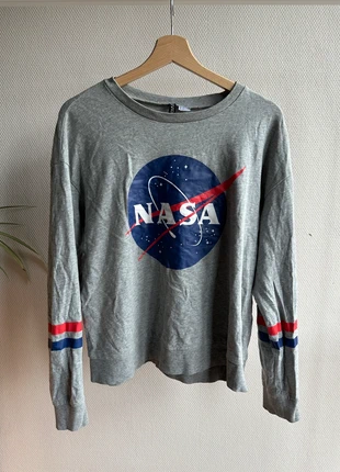 👕 Sweat gris NASA sans capuche – H&M taille.38👕, merk: H&M, staat: Heel goed, maat: M / 38 / 10, € 4,50, € 5,43 inclusief Kopersbescherming
